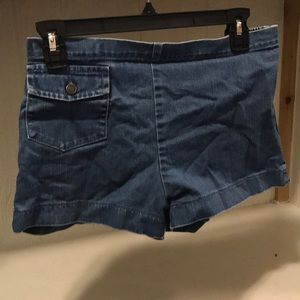 Super cute denim short-shorts